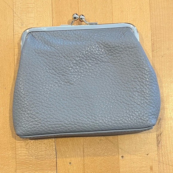 NWOT DOONEY & BOURKE PEBBLE LEATHER LARGE FRAME COIN PURSE KISS LOCK Silver Gray - Picture 2 of 4